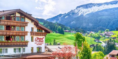 Skiregion - Hotel-Schwerpunkt: Skifahren & Wellness - Kleinwalsertal - Ansicht Eingangsseite8Ost) mit Ifen - Genießerhotel Almhof