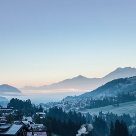 Unterkunft: Blick aus dem Tal im Winter Richtung Allgäu - Genießerhotel Almhof