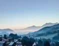 Unterkunft: Blick aus dem Tal im Winter Richtung Allgäu - Genießerhotel Almhof
