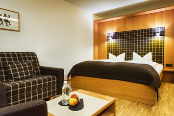 Unterkunft: Moderne Doppelzimmer mit Zusatzbett-Möglichkeit. - Naturhotel Chesa Valisa