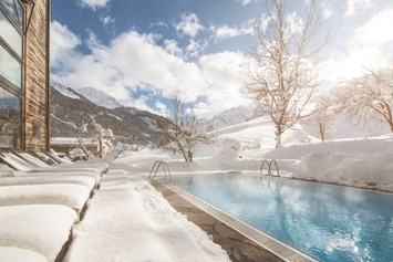 Unterkunft: Pool im Winter - Naturhotel Chesa Valisa