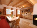 Unterkunft: Wohnzimmer im Ferienhaus - AlpenParks Aktiv & Natur Resort Hagan Lodge Altaussee