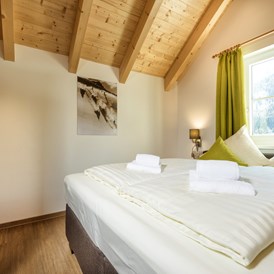Unterkunft: Schlafzimmer in den Chalets - AlpenParks Aktiv & Natur Resort Hagan Lodge Altaussee