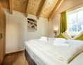 Unterkunft: Schlafzimmer in den Chalets - AlpenParks Aktiv & Natur Resort Hagan Lodge Altaussee