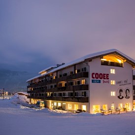 Unterkunft: Das Hotel in einer klaren Winternacht - COOEE alpin Hotel Kitzbüheler Alpen