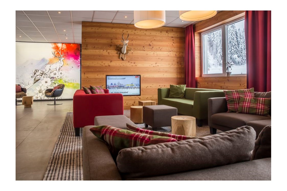 Unterkunft: Lobby und Empfangsbereich - COOEE alpin Hotel Kitzbüheler Alpen