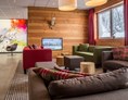 Unterkunft: Lobby und Empfangsbereich - COOEE alpin Hotel Kitzbüheler Alpen