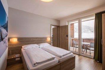 Unterkunft: Standard Familien Zimmer - Alle Zimmer mit Balkon
für 2 Erwachsene und 2 Kinder (2 Zimmer mit Verbindungstür) - COOEE alpin Hotel Kitzbüheler Alpen