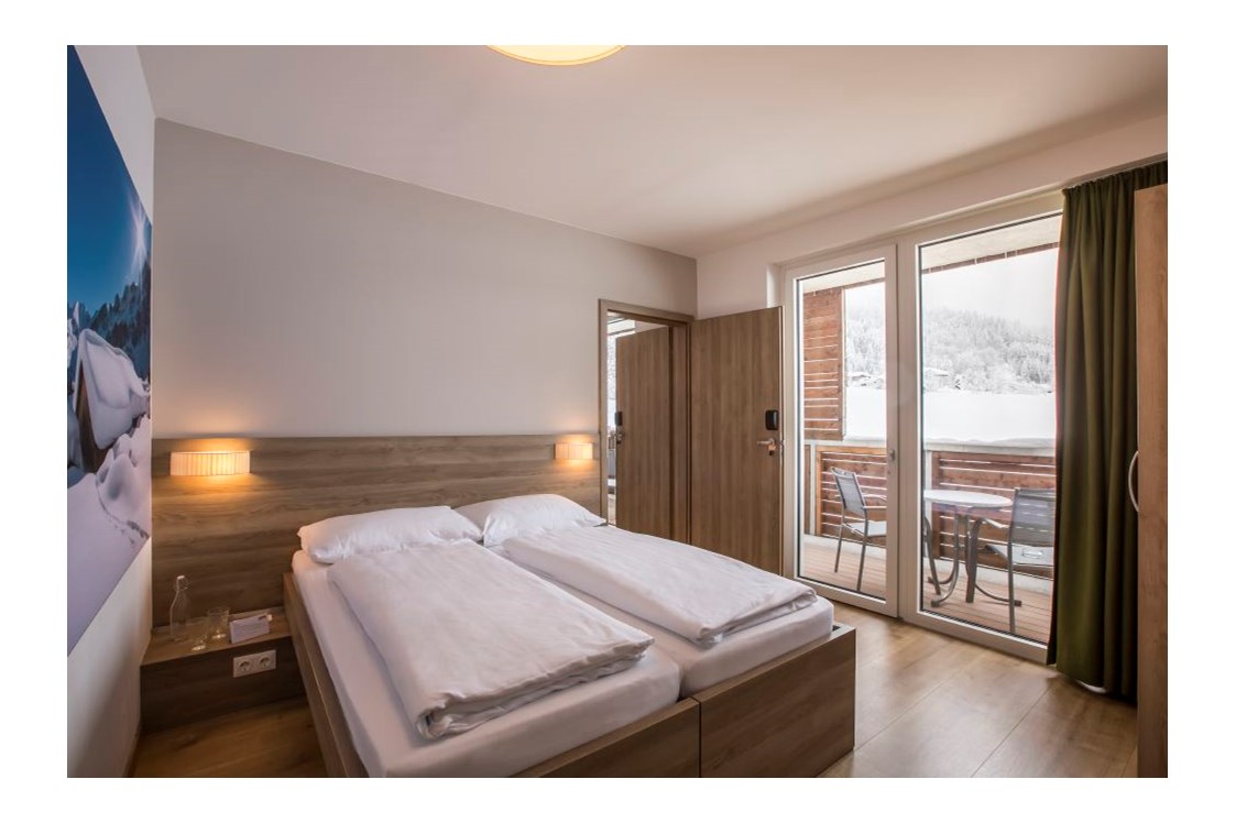 Unterkunft: Standard Familien Zimmer - Alle Zimmer mit Balkon
für 2 Erwachsene und 2 Kinder (2 Zimmer mit Verbindungstür) - COOEE alpin Hotel Kitzbüheler Alpen