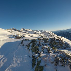 Skigebiet: Aussicht auf die verschneite Berge - Bergbahnen Disentis