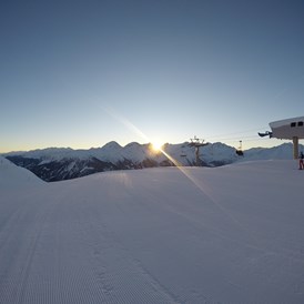 Skigebiet: Sonnenaufgang im Skigebiet - Bergbahnen Disentis