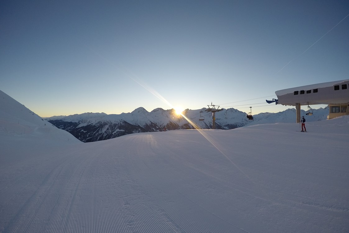 Skigebiet: Sonnenaufgang im Skigebiet - Bergbahnen Disentis