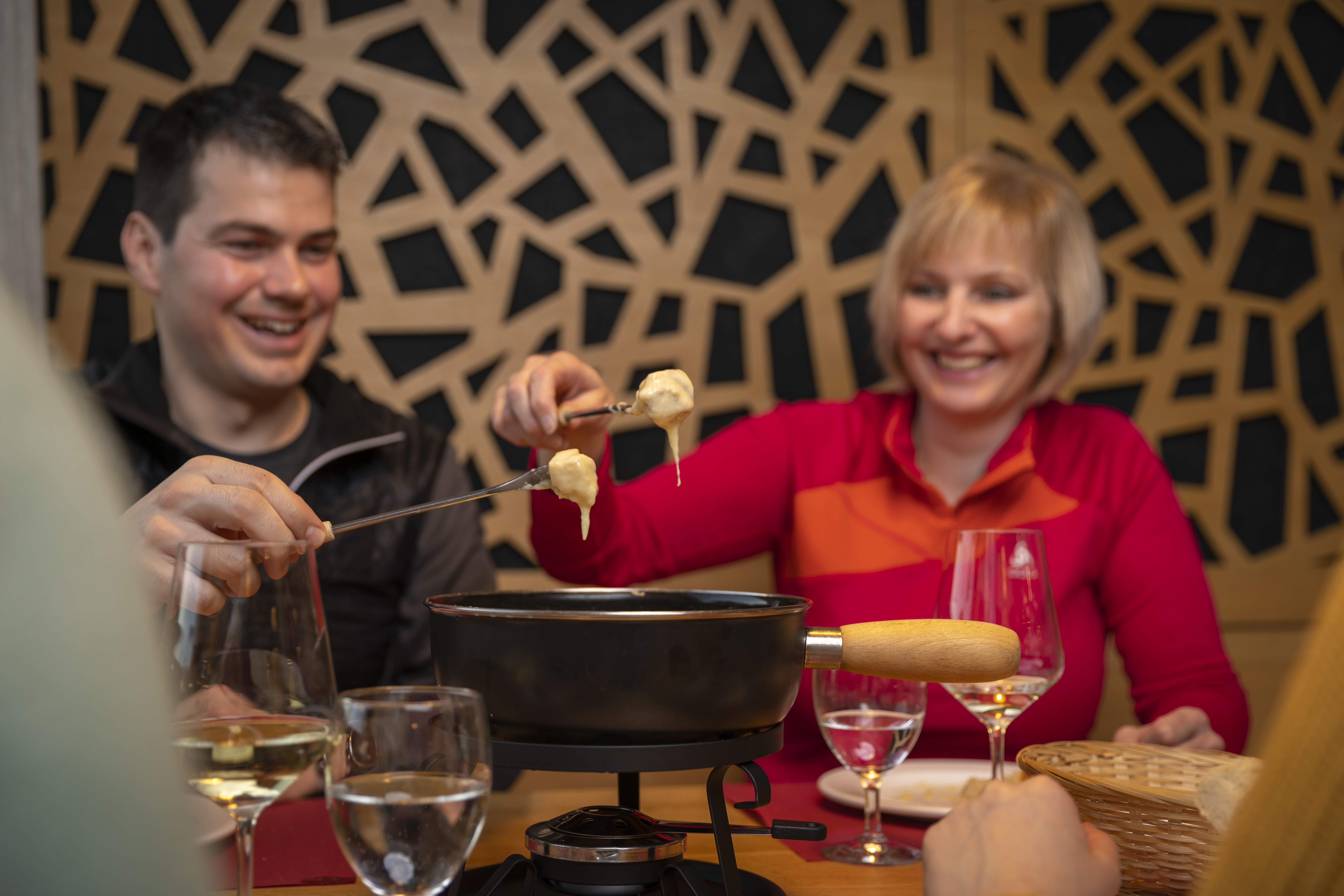 Skiregion - Schweiz - Unser Tipp: Nehmen Sie die Gondel um 16.40 Uhr nach Prodalp und stärken Sie sich mit einem Fondue im Bergrestaurant Prodalp. So sind Sie um 19.00 Uhr bereit für das Nachtschlitteln. Die Schlitten können mitgebracht oder bei der Bergstation Prodalp gemietet werden.  - Wintersportgebiet Flumserberg