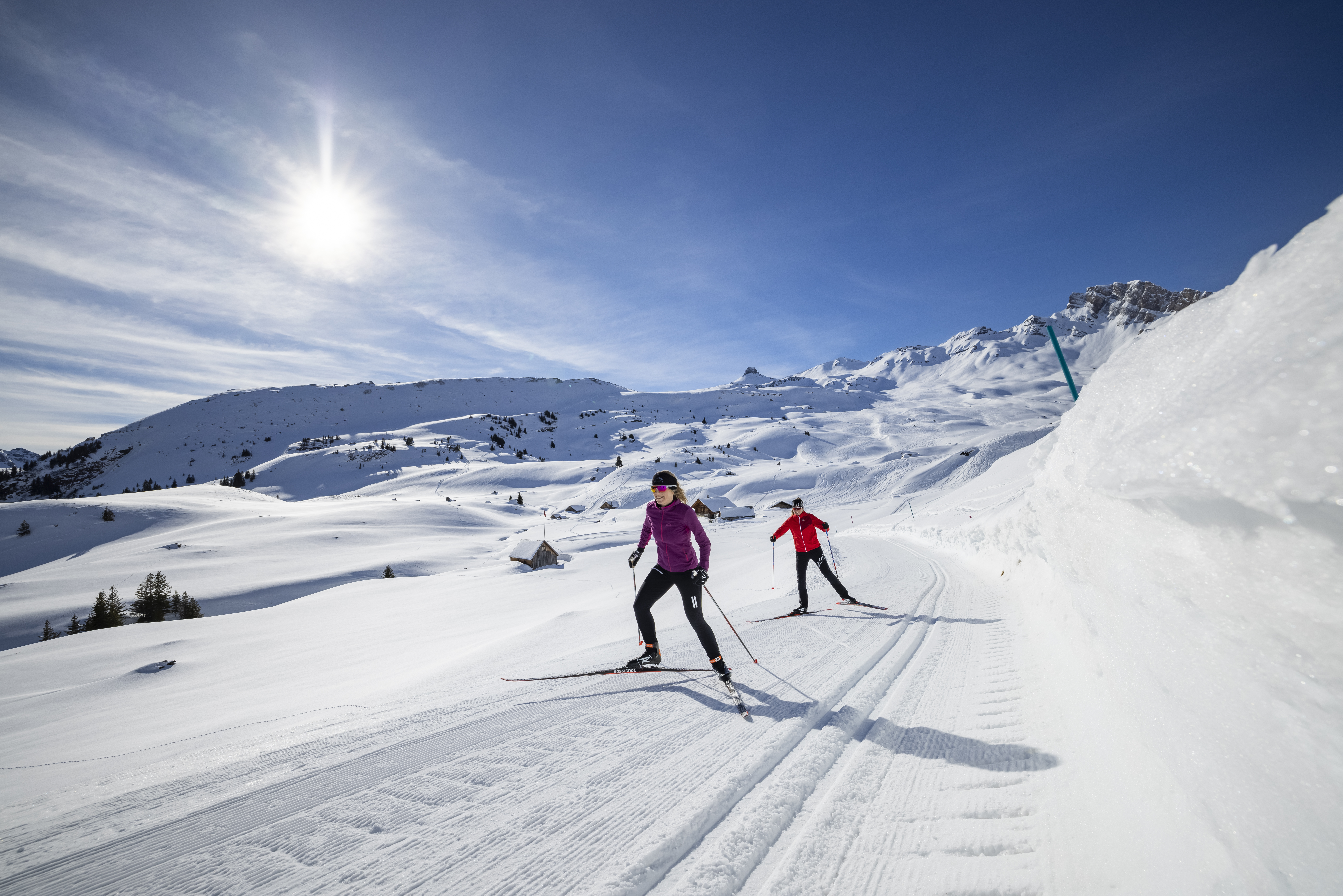 Skiregion - Schweiz - Unsere Loipen (klassisch und skating) führen auf über 1400 m durch idyllische Natur und verschneite Wälder und versprechen einen einzigartigen Ausblick auf die umliegende Bergwelt. Beim Restaurant Sennästube stehen den Langläufern Umkleidekabinen, Toiletten, Garderoben sowie ein geheizter Wachsraum kostenlos zur Verfügung. Tickets können bei den Sportgeschäften, der Talstation Tannenheim, im Restaurant Sennästube und auf der Infostelle Flumserberg gelöst werden.  - Wintersportgebiet Flumserberg