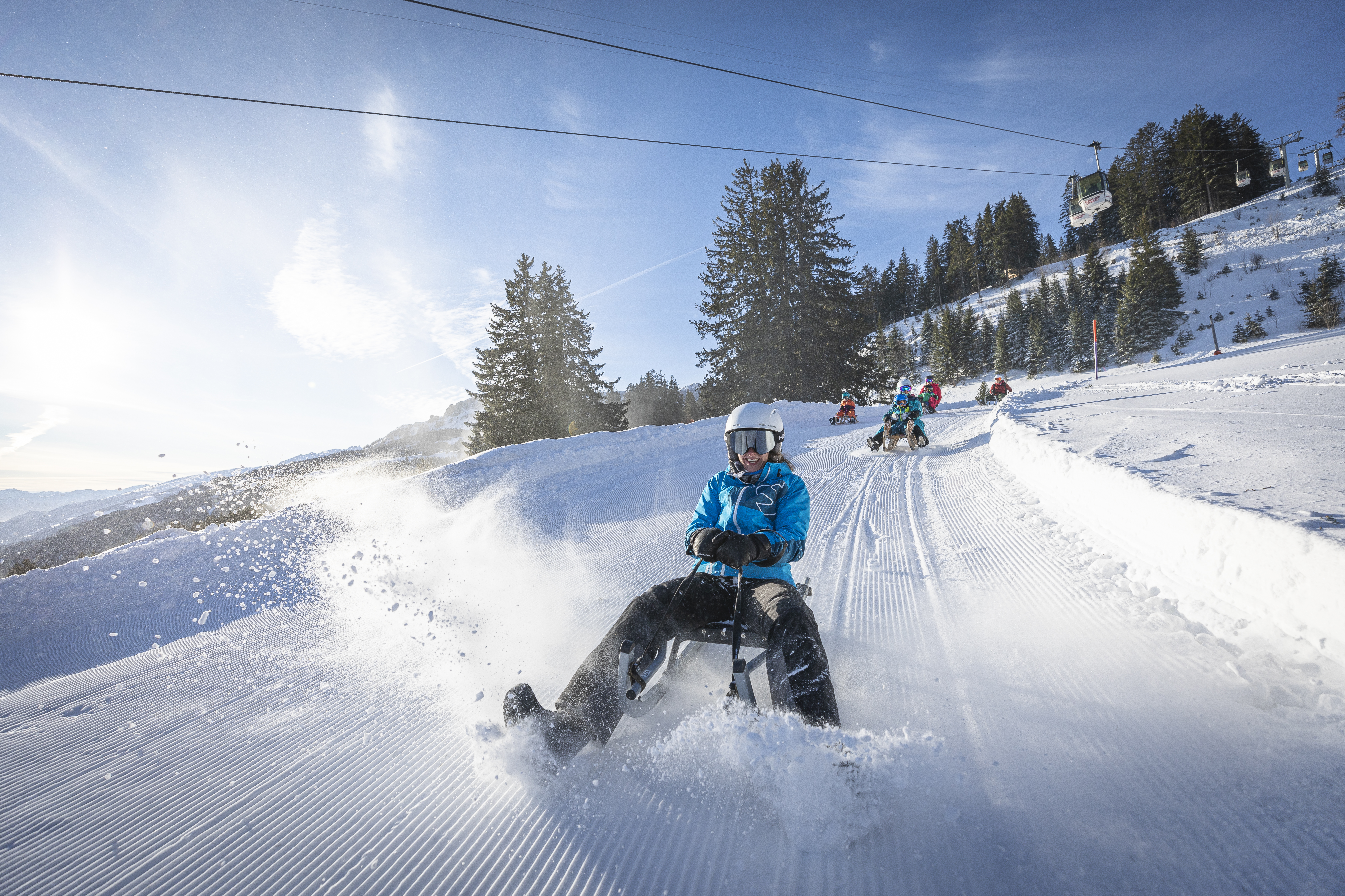 Skiregion - Schweiz - Auf unserer abwechslungsreichen Schlittelpiste ins Tal gleiten und dabei Schneegestöber im Gesicht spüren, ein Vergnügen für Gross und Klein. Der Schlitten zu diesem Spass kann bei der Bergstation Prodalp gemietet werden.  - Wintersportgebiet Flumserberg