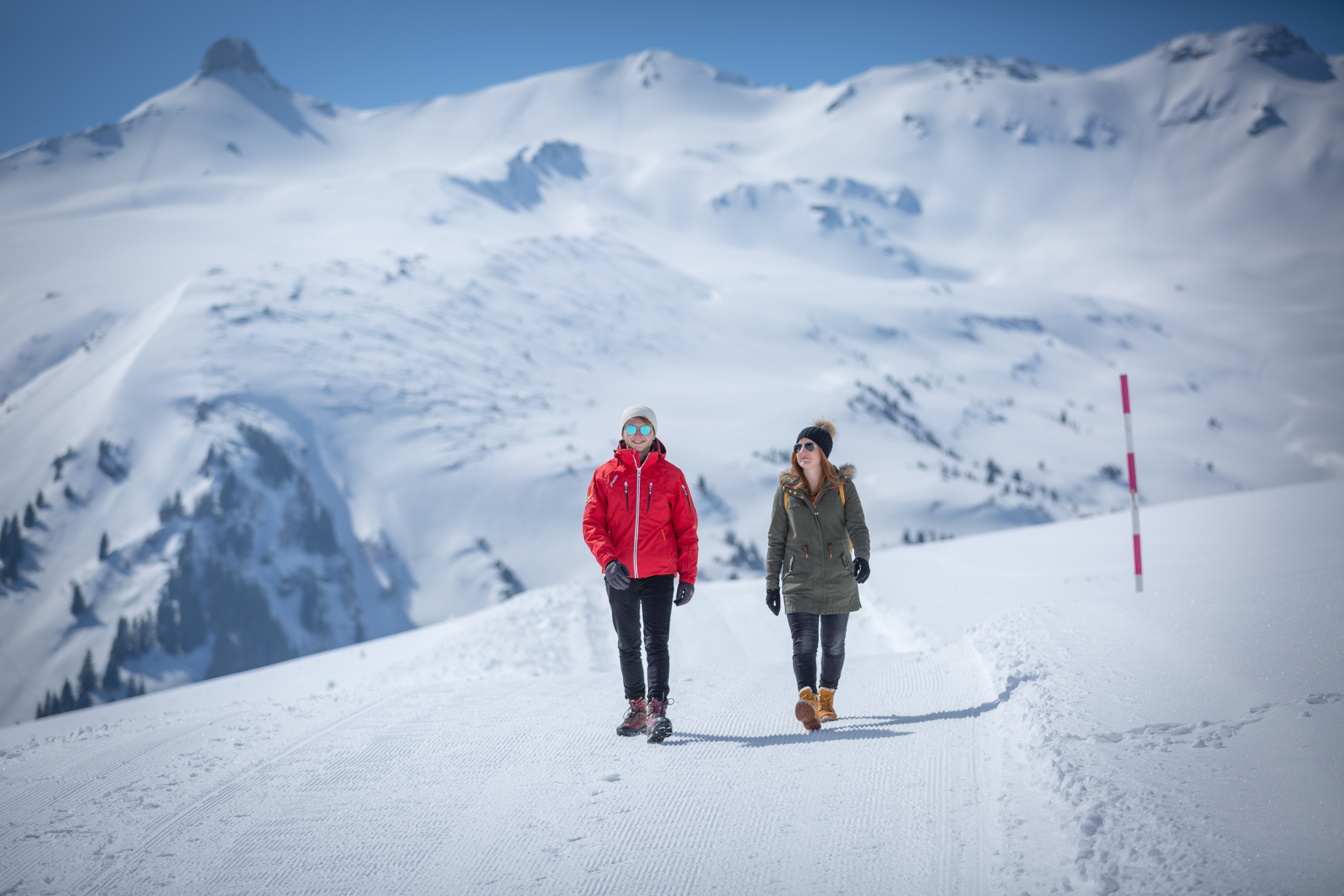 Skiregion - Schweiz - Auf den präparierten Winterwanderwegen durch verschneite Wälder wandern und atemberaubende Aussichten auf Berge und Seen geniessen. Sei es auf einer kurzen oder längeren Tour durch die Winterlandschaft. Auf 35 Kilometern gibt es viel zu entdecken und gemütliche Bergrestaurants laden zum Verweilen ein. Weitere Informationen und Tipps sind in der Pocketcard "Winterwandern/Langlauf" zu finden.  - Wintersportgebiet Flumserberg