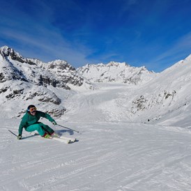 Skigebiet: Skifahren mit Blick auf den Grossen Aletschgletscher - Skigebiet Aletsch Arena