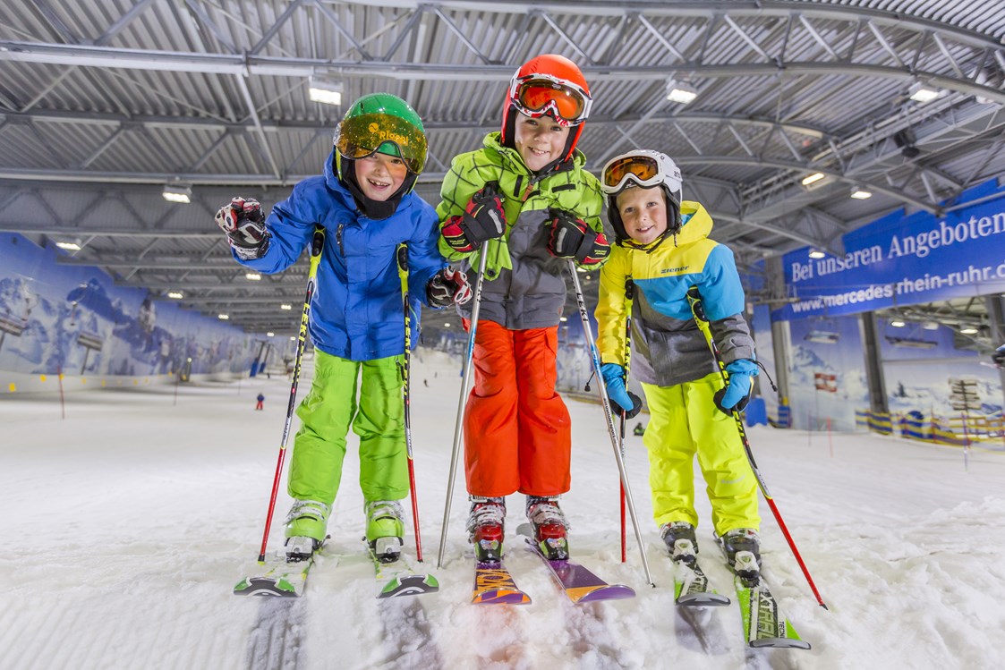 Skigebiet: Langeweile in den Ferien? Nicht bei uns. In unseren Kids Camps erlebst Du Schneeaction auf Ski oder Board.  - Skihalle Neuss im Alpenpark Neuss