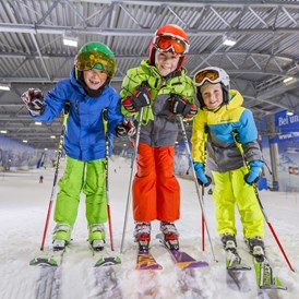 Skigebiet: Langeweile in den Ferien? Nicht bei uns. In unseren Kids Camps erlebst Du Schneeaction auf Ski oder Board.  - Skihalle Neuss im Alpenpark Neuss