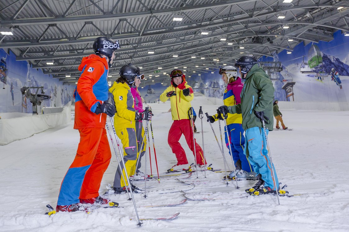 Skigebiet: Schneesport leicht gemacht. Bei uns gibt es den perfekten Kurs, ob als Anfänger oder Fortgeschrittener, Klein oder Groß, Ski oder Snowboard. - Skihalle Neuss im Alpenpark Neuss