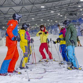 Skigebiet: Schneesport leicht gemacht. Bei uns gibt es den perfekten Kurs, ob als Anfänger oder Fortgeschrittener, Klein oder Groß, Ski oder Snowboard. - Skihalle Neuss im Alpenpark Neuss