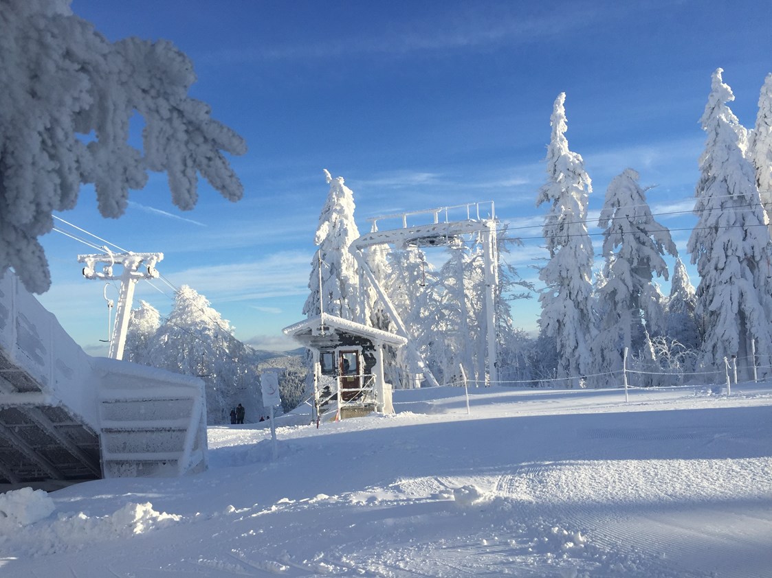 Skigebiet: Bergstation am kleinen Almberglift - Skigebiet Mitterdorf