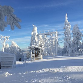 Skigebiet: Bergstation am kleinen Almberglift - Skigebiet Mitterdorf