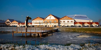 Skiregion - Preisniveau: €€ - Skiurlaub für die ganze Familie im alpincenter Hamburg-Wittenburg
Skier raus, es ist Winter! Wem die Temperaturen draußen zu unbeständig sind, kann seiner Leidenschaft im alpincenter Hamburg-Wittenburg ganzjährig nachgehen. Europas größter Indoor Schnee- und Freizeitpark bietet nicht nur hervorragende Bedingungen für Skifahrer und Snowboarder, sondern ist das perfekte Ausflugsziel für die ganze Familie.  
Das Wintersportparadies erstreckt sich kurz hinter der mecklenburgischen Grenze direkt an der A24. Die Abfahrt Wittenburg nehmend, haben Schneeliebhaber auf 30.000 m² eine Fülle an Möglichkeiten, die den Aufenthalt zu einem echten Erlebnis werden lassen.
Skifahrer und Snowboarder können ihr Geschick auf der 330 Meter langen und 120 Meter breiten Piste zeigen. Diese weist ein Gefälle von 10 bis 31 Prozent auf, beinhaltet aber auch einen Kinderbereich und Anfängerhügel. In den regelmäßig angebotenen Feriencamps können interessierte Wintersportfans das Ski- und Snowboardfahren von der Pike auf lernen. Dabei helfen gut ausgebildete Skilehrer.  
Kleine Besucher können zudem die Tubingbahn hinabrodeln oder Schlittschuhlaufen. So richtig auspowern können sich die Kinder auch in Toni´s Abenteuerwelt, die mit 700 m² im Innen- und 4.800 m² im Außenbereich viel Platz zum Spielen, Klettern und Springen bietet.
Nach einem ereignisreichen Tag können die Gäste im direkt angeschlossenen Van der Valk Hotel ihre Seele baumeln lassen. In einem der 124 komfortabel eingerichteten Zimmer (und Suiten) finden sie die nötige Ruhe. Körperliches und mentales Wohlbefinden verspricht vor allem das „Saunadörfl“ mit drei verschiedenen Saunen.  
 - Alpincenter Hamburg-Wittenburg